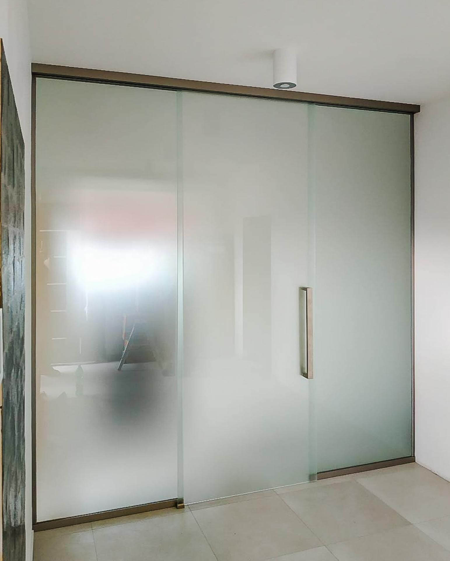 sklenené posuvné dvere z mliečneho skla