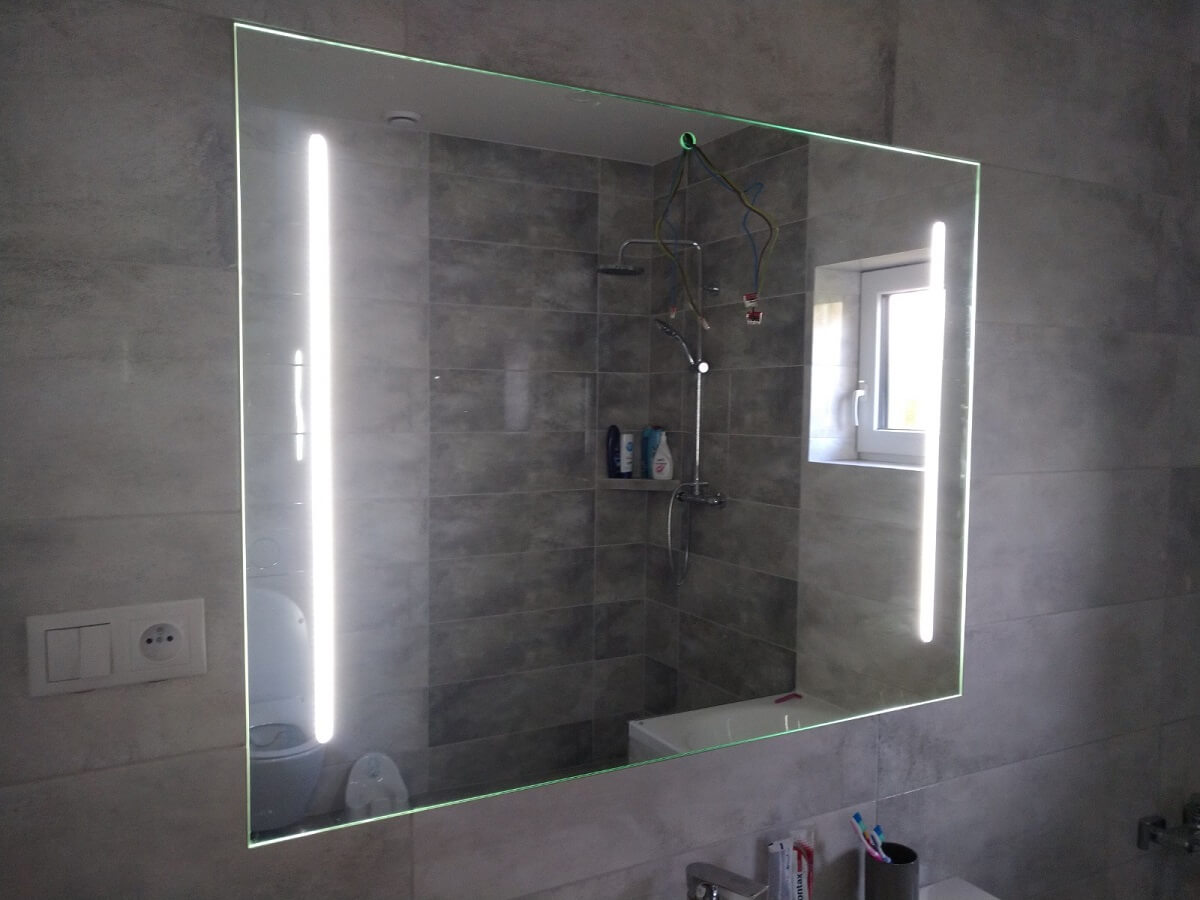 zrkadlo v kúpeľni