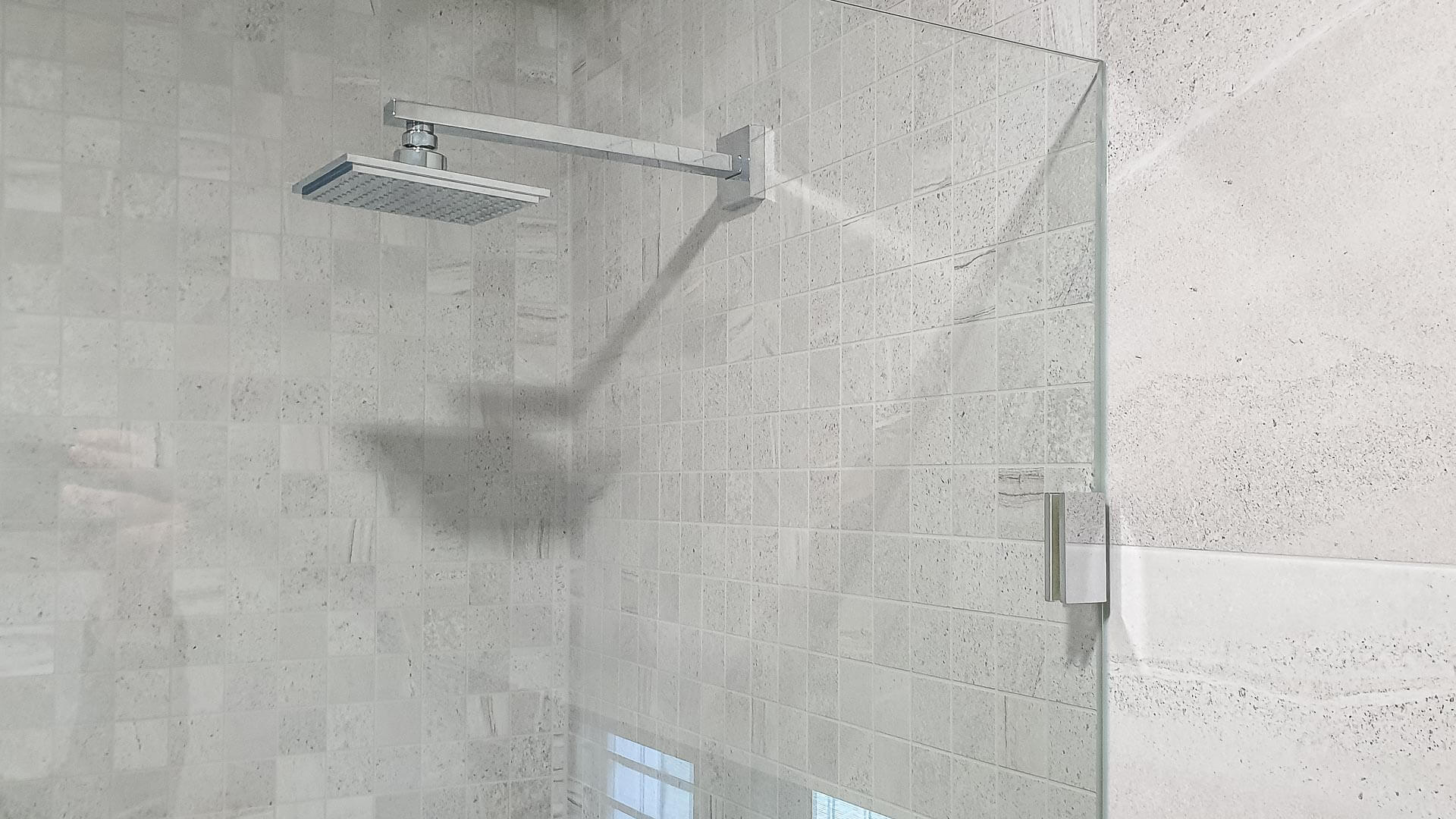 sprchové sklo