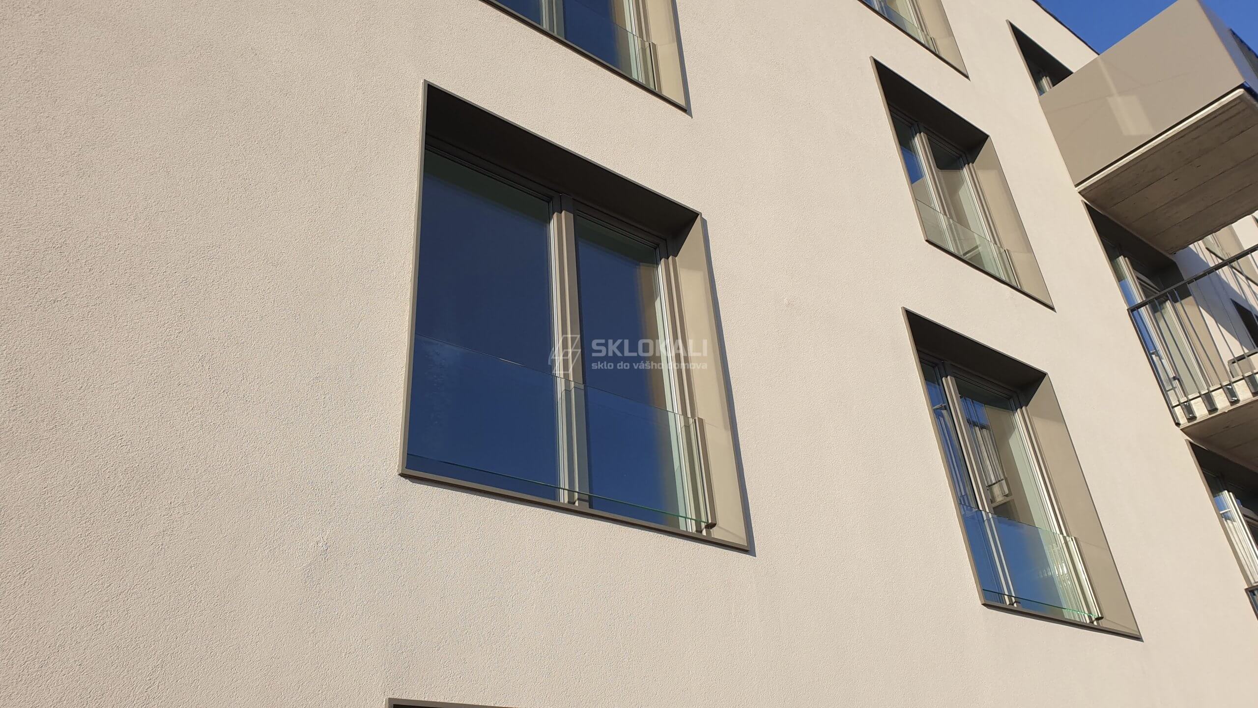 Sklenené pred-okenné zábradlie Juliet ukotvené do hliníkového profilu vo farbe rámu okna