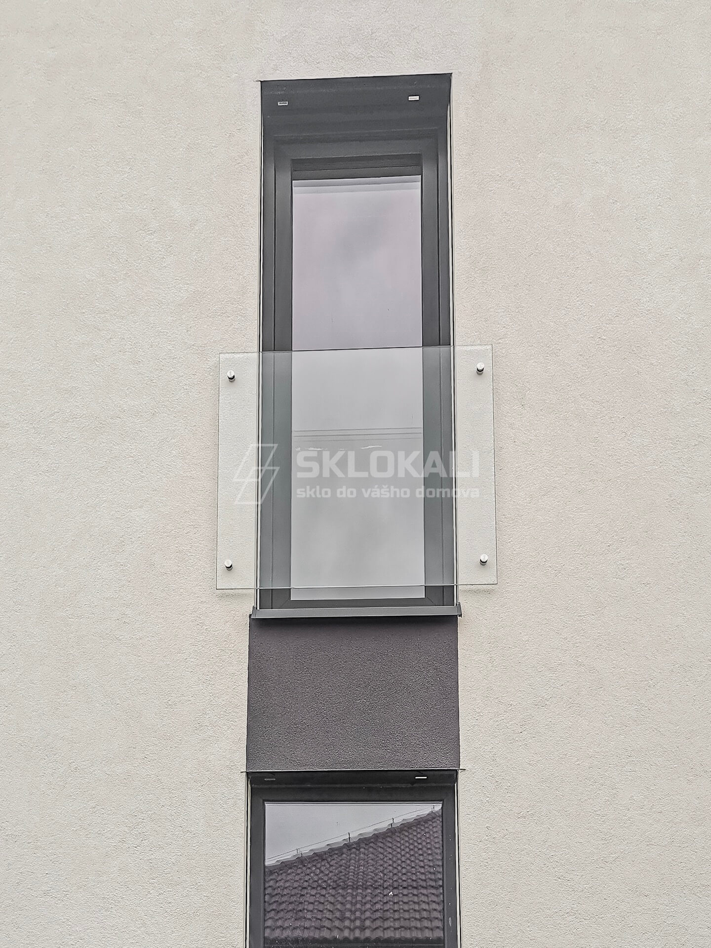Pred-okenné sklenené zábradlie - nerezové bodové ukotvenie do fasády