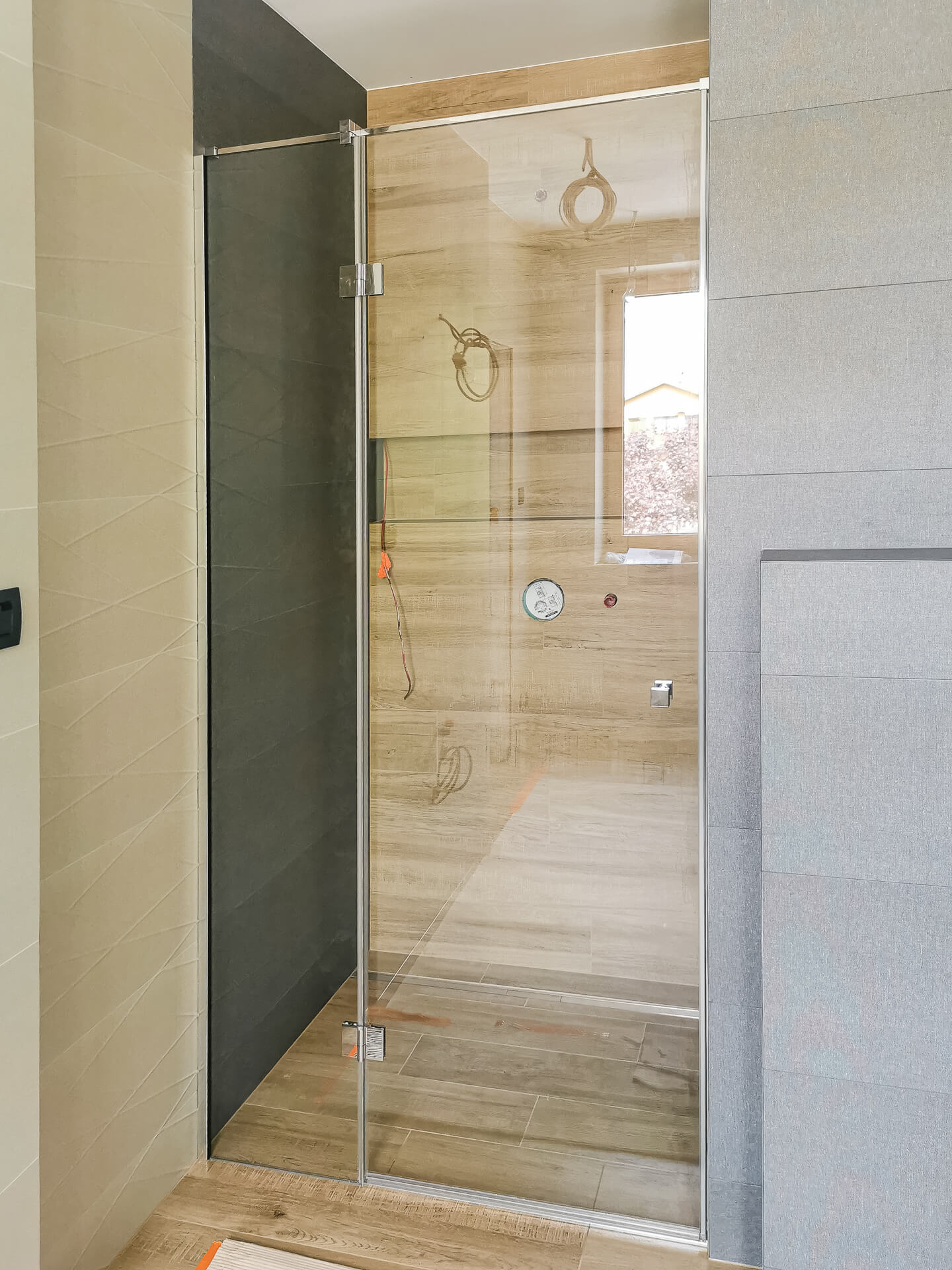 sprchové dvere do niky s lesklým kovaním a sklom TIMELESS s trvalou povrchovou úpravou pre lepšiu údržbu