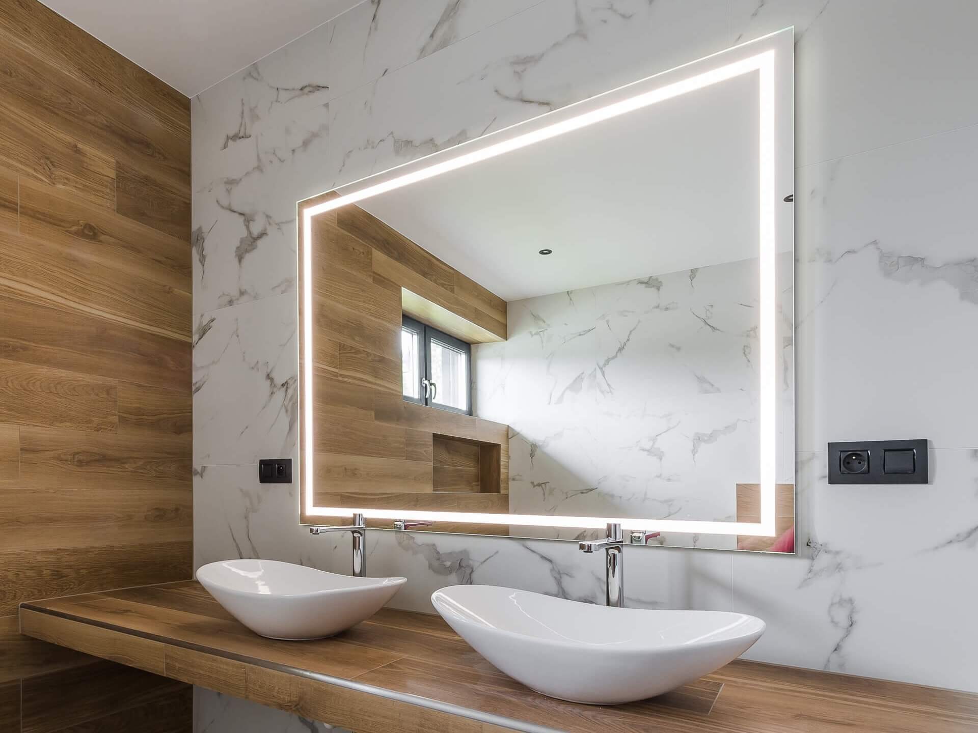 zrkadlo s LED podsvietenim v modernej kúpelni